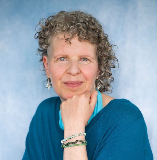 A headshot of Robyn Harris